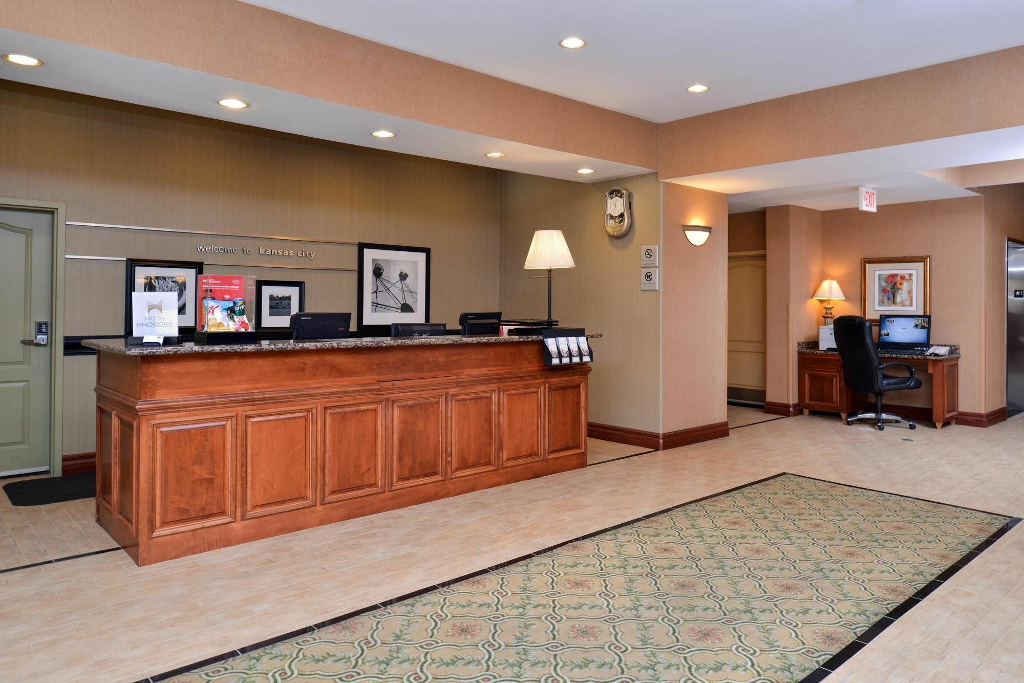 Hampton Inn Kansas City Northeast Exterior photo